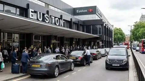 Cars dropping passengers outside Euston station