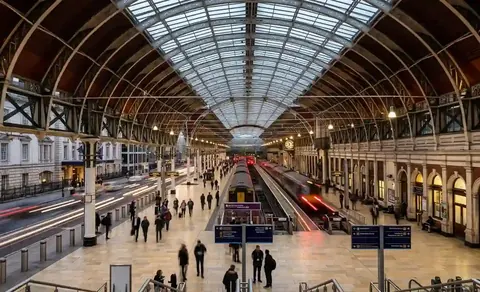 Platforms under the arched roof at Paddington station